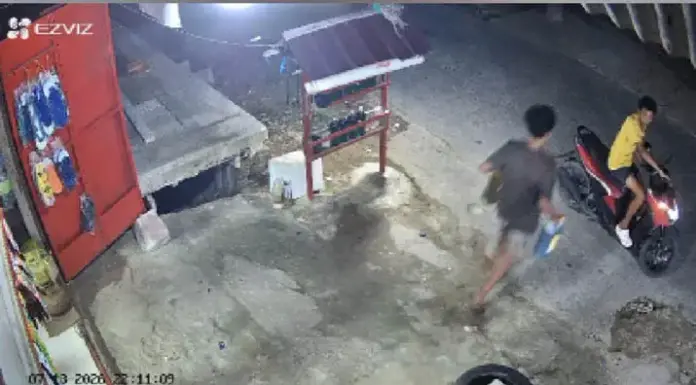 Terekam CCTV, Dua Jeriken Pertalite Milik Pedagang Eceran di Kendari Digondol Maling Terekam CCTV, Dua Jeriken Pertalite Milik Pedagang Eceran di Kendari Digondol Maling