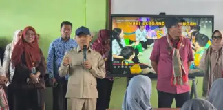 Wamendikdasmen Tinjau Sekolah di Wakatobi, Pastikan Program MBG Menjangkau Wilayah 3T Wamendikdasmen Tinjau Sekolah di Wakatobi, Pastikan Program MBG Menjangkau Wilayah 3T