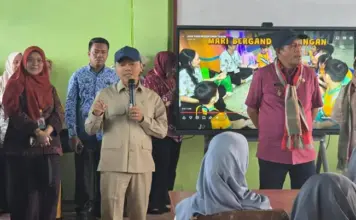 Wamendikdasmen Tinjau Sekolah di Wakatobi, Pastikan Program MBG Menjangkau Wilayah 3T Wamendikdasmen Tinjau Sekolah di Wakatobi, Pastikan Program MBG Menjangkau Wilayah 3T