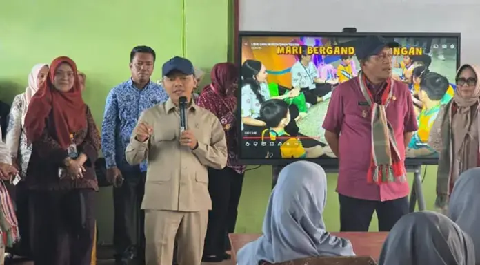 Wamendikdasmen Tinjau Sekolah di Wakatobi, Pastikan Program MBG Menjangkau Wilayah 3T Wamendikdasmen Tinjau Sekolah di Wakatobi, Pastikan Program MBG Menjangkau Wilayah 3T