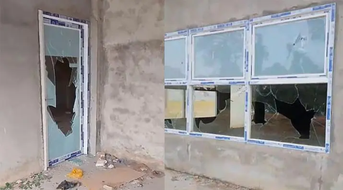 Viral! Gedung CBD Konawe Utara Dirusak, Pintu dan Jendela Kaca Pecah Viral! Gedung CBD Konawe Utara Dirusak, Pintu dan Jendela Kaca Pecah