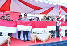 Karnaval Juang Kendari Meriah, Pemkot Bagikan Bendera Merah Putih kepada Masyarakat Karnaval Juang Kendari Meriah, Pemkot Bagikan Bendera Merah Putih kepada Masyarakat