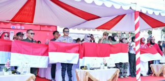 Karnaval Juang Kendari Meriah, Pemkot Bagikan Bendera Merah Putih kepada Masyarakat Karnaval Juang Kendari Meriah, Pemkot Bagikan Bendera Merah Putih kepada Masyarakat