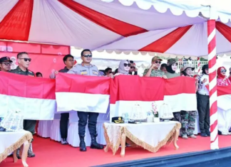 Karnaval Juang Kendari Meriah, Pemkot Bagikan Bendera Merah Putih kepada Masyarakat Karnaval Juang Kendari Meriah, Pemkot Bagikan Bendera Merah Putih kepada Masyarakat