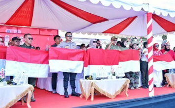 Karnaval Juang Kendari Meriah, Pemkot Bagikan Bendera Merah Putih kepada Masyarakat Karnaval Juang Kendari Meriah, Pemkot Bagikan Bendera Merah Putih kepada Masyarakat