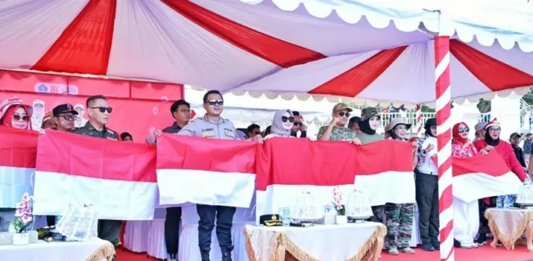 Karnaval Juang Kendari Meriah, Pemkot Bagikan Bendera Merah Putih kepada Masyarakat Karnaval Juang Kendari Meriah, Pemkot Bagikan Bendera Merah Putih kepada Masyarakat