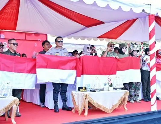 Karnaval Juang Kendari Meriah, Pemkot Bagikan Bendera Merah Putih kepada Masyarakat Karnaval Juang Kendari Meriah, Pemkot Bagikan Bendera Merah Putih kepada Masyarakat