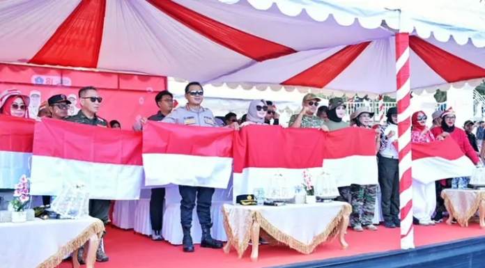 Karnaval Juang Kendari Meriah, Pemkot Bagikan Bendera Merah Putih kepada Masyarakat Karnaval Juang Kendari Meriah, Pemkot Bagikan Bendera Merah Putih kepada Masyarakat