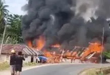 Rumah Karyawan Tambang di Konawe Selatan Ludes Terbakar, Kerugian Ditaksir Capai Rp70 Juta Rumah Karyawan Tambang di Konawe Selatan Ludes Terbakar, Kerugian Ditaksir Capai Rp70 Juta