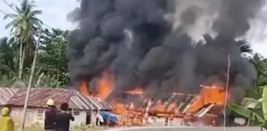 Rumah Karyawan Tambang di Konawe Selatan Ludes Terbakar, Kerugian Ditaksir Capai Rp70 Juta Rumah Karyawan Tambang di Konawe Selatan Ludes Terbakar, Kerugian Ditaksir Capai Rp70 Juta