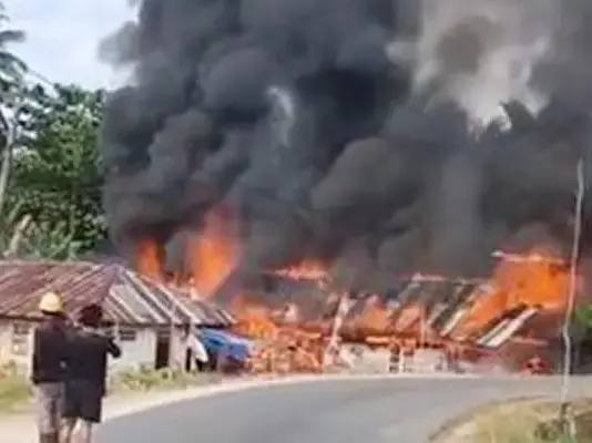 Rumah Karyawan Tambang di Konawe Selatan Ludes Terbakar, Kerugian Ditaksir Capai Rp70 Juta Rumah Karyawan Tambang di Konawe Selatan Ludes Terbakar, Kerugian Ditaksir Capai Rp70 Juta