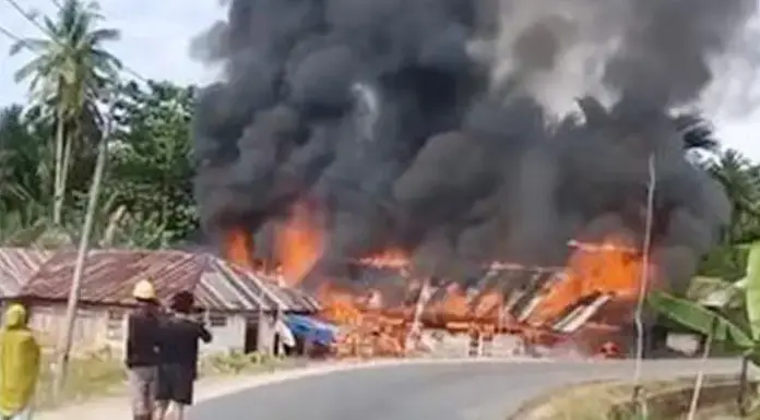Rumah Karyawan Tambang di Konawe Selatan Ludes Terbakar, Kerugian Ditaksir Capai Rp70 Juta Rumah Karyawan Tambang di Konawe Selatan Ludes Terbakar, Kerugian Ditaksir Capai Rp70 Juta