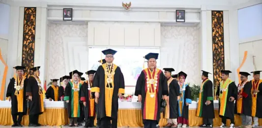 Wisuda UHO Jadi Momentum Lahirnya 732 Alumni Baru Siap Hadapi Dunia Kerja Wisuda UHO Jadi Momentum Lahirnya 732 Alumni Baru Siap Hadapi Dunia Kerja