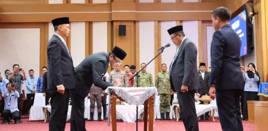 Wagub Sultra Kukuhkan Eko Hery Winarno sebagai Kepala Perwakilan BPKP Wagub Sultra Kukuhkan Eko Hery Winarno sebagai Kepala Perwakilan BPKP