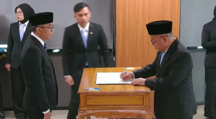 Mendiktisaintek Lantik Prof Takdir Saili sebagai Rektor UHO Periode 2026–2030 Mendiktisaintek Lantik Prof Takdir Saili sebagai Rektor UHO Periode 2026–2030