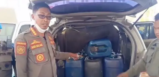 Satpol PP Kendari Temukan Jerigen BBM dalam Mobil di SPBU Depan Rabam Satpol PP Kendari Temukan Jerigen BBM dalam Mobil di SPBU Depan Rabam