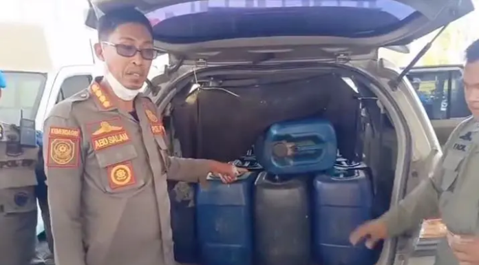 Satpol PP Kendari Temukan Jerigen BBM dalam Mobil di SPBU Depan Rabam Satpol PP Kendari Temukan Jerigen BBM dalam Mobil di SPBU Depan Rabam