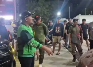 Wawali Kendari Tegur Wanita Diduga Antre BBM Subsidi Berulang di SPBU Saranani Wawali Kendari Tegur Wanita Diduga Antre BBM Subsidi Berulang di SPBU Saranani