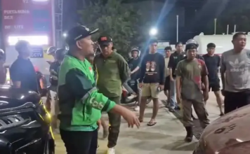Wawali Kendari Tegur Wanita Diduga Antre BBM Subsidi Berulang di SPBU Saranani Wawali Kendari Tegur Wanita Diduga Antre BBM Subsidi Berulang di SPBU Saranani