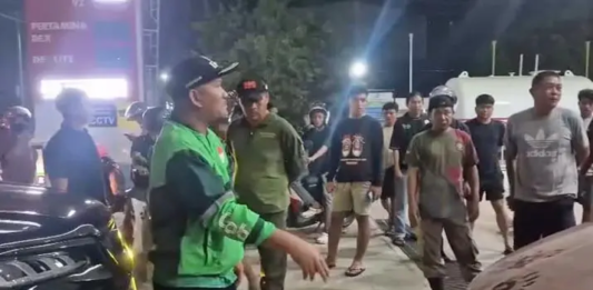 Wawali Kendari Tegur Wanita Diduga Antre BBM Subsidi Berulang di SPBU Saranani Wawali Kendari Tegur Wanita Diduga Antre BBM Subsidi Berulang di SPBU Saranani