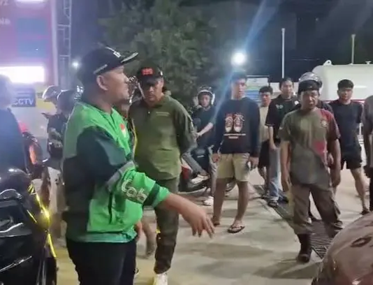Wawali Kendari Tegur Wanita Diduga Antre BBM Subsidi Berulang di SPBU Saranani Wawali Kendari Tegur Wanita Diduga Antre BBM Subsidi Berulang di SPBU Saranani