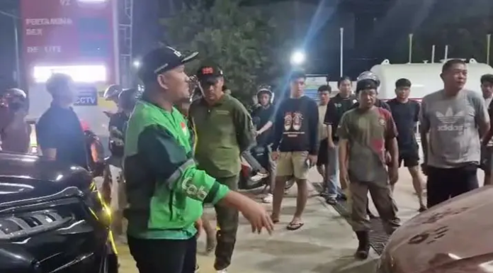 Wawali Kendari Tegur Wanita Diduga Antre BBM Subsidi Berulang di SPBU Saranani Wawali Kendari Tegur Wanita Diduga Antre BBM Subsidi Berulang di SPBU Saranani