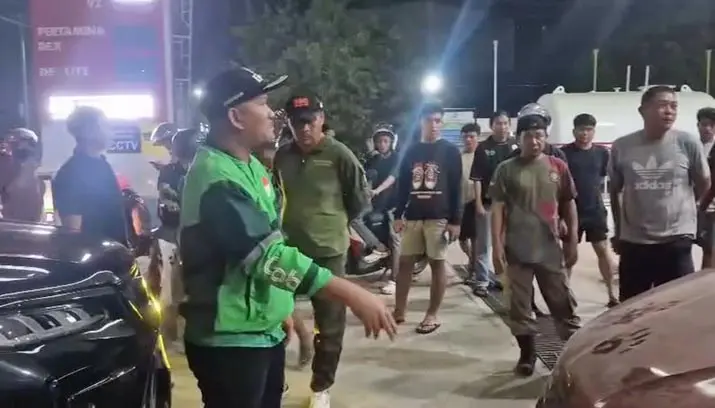 spbusaranani Wawali Kendari Tegur Wanita Diduga Antre BBM Subsidi Berulang di SPBU Saranani